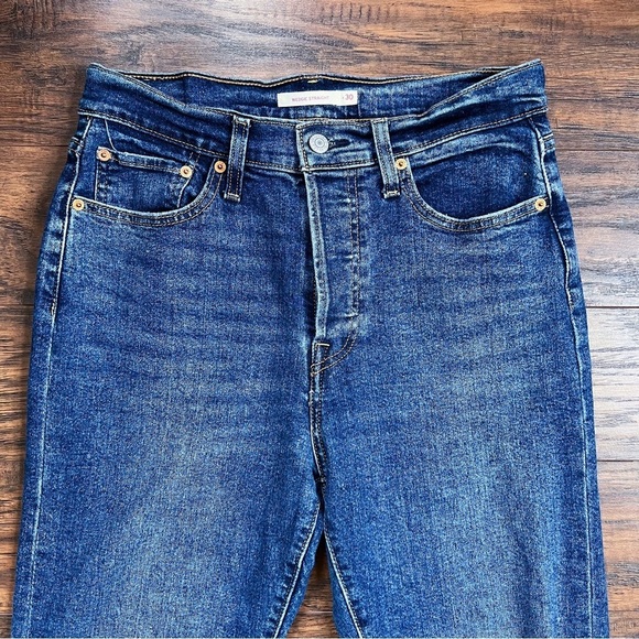 Levi’s • Wedgie Straight jeans distressed medium wash frayed hem ripped knee - Picture 3 of 11
